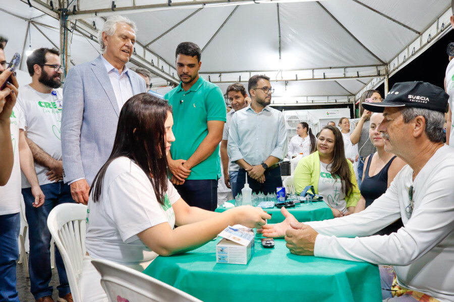 governador-ronaldo-caiado-realiza-visita-ao-stand-do-crer-com-romeiros